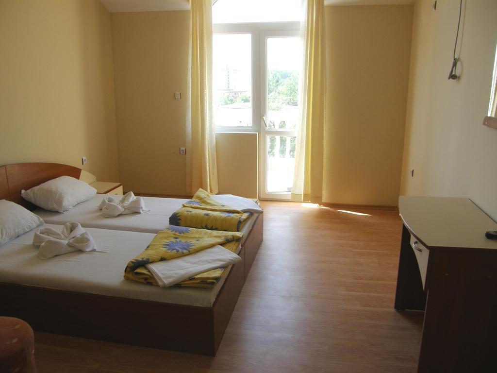 Arkadia Guest House Primorsko Room photo